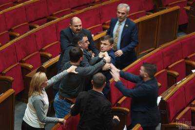 У Раді бійка: почубилися два депутати - від БПП та позафракційний. Віде
