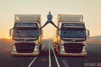 Белорусский каскадер повторил трюк Ван Дамма со шпагатом между двумя грузовиками