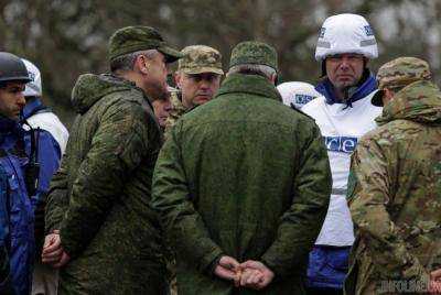 А.Хуг призвал отвести силы и средства от пунктов пропуска в зоне АТО
