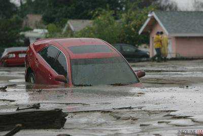 Из-за наводнения в Калифорнии эвакуируют тысячи людей.Видео
