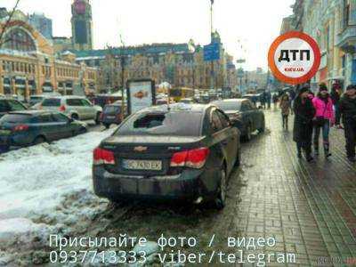 За неправильную парковку штраф - кирпичом по стеклу