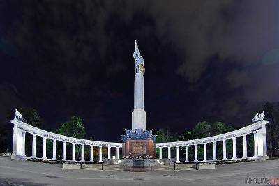 В Вене облили красной краской памятник советским воинам