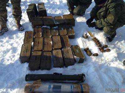 В зоне АТО обнаружили три тайника с большим количеством боеприпасов