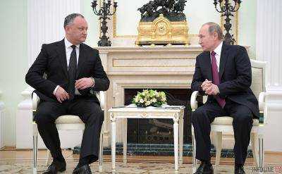 Президент России В.Путин подарил И.Додону карту Молдовы с частью украинских и румынских территорий
