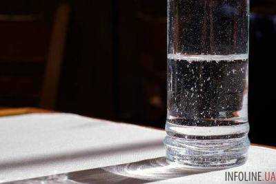 В Италии бармен налил двум клиентам вместо воды раствор едкого натра