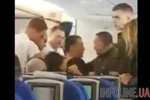 Россиянин устроил драку на борту самолета. Видео