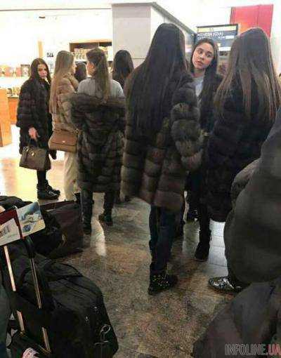 Под копирку: в Сети смеются над очередью россиянок, одетых в одинаковые шубы