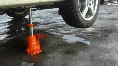 В Винницкой области в результате падения автомобиля с домкрата погиб мужчина