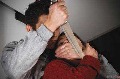 Семейная драма: житель Ровно порезал жену, напал на полицейского и хотел покончить жизнь самоубийством