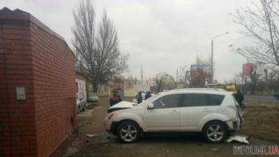 Леди на автомобиле врезалась в стену жилого дома, пострадал ребенок