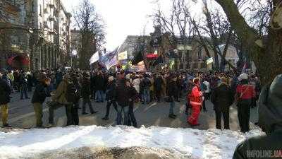 В Киеве тысячи мужчин в камуфляже блокировали администрацию президента