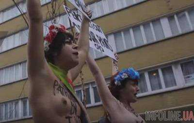 Голый протест против Майка Пенса в Брюсселе.Видео