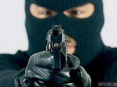 В Харькове грабитель в аптеке прострелил девушке ногу