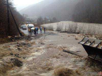 В Закарпатской области затопило местную дорогу