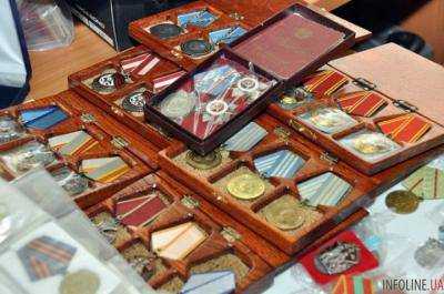 В аэропорту "Борисполь" пограничники обнаружили ордена и медали, которые могут иметь культурную ценность