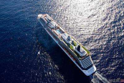 Круизный лайнер  "Celebrity Equinox" едва не врезался в дом на воде во Флориде