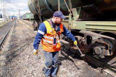 Дежурного железной дороги ударили ножом во время осмотра путей