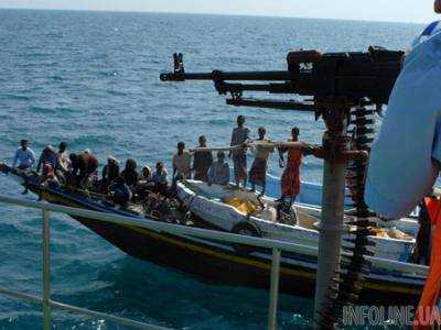 Сомалийские пираты потребовали выкуп за экипаж захваченного танкера