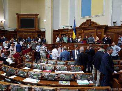 Группа нардепов заблокировала трибуну ВР, а А. Парубий объявил перерыв