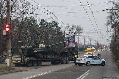 По улицам Симферополя прошла колонна военной техники.Видео