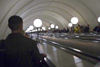 В столичном метро девушка пострадала от уроненного на нее чемодана