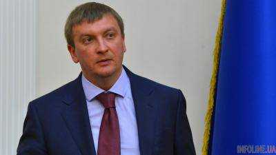 Министр юстиции задекларировал коллекцию гравюр, двое часов и наличные