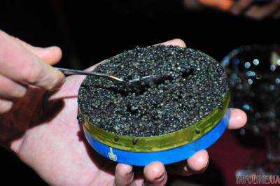 Украинец пытался вывезти в Турцию 15 кг черной икры