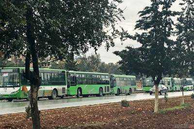 Тысячи эвакуированных сирийцев заблокированы в автобусах возле Алеппо