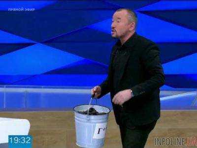 Ведущий российского "Первого канала" принес в студию ведро с г*вном, которое пытался вручить украинскому блогеру. Видео