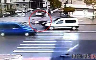 В центре Луцка студент сбил на переходе мать с ребенком. Видео