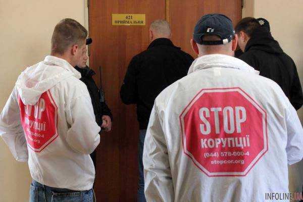Скорая у горсовета и порванный пиджак: в Днепре заместитель Филатова подрался с экс-директором ЖЭКа. Фото, видео