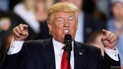 Во время выступления в Д.Трампа бросили охапку флажков РФ. Видео