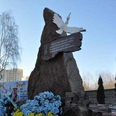 В Киеве облили краской памятник Небесной сотни