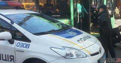 В Киеве обстреляли автобус с 15 пассажирами