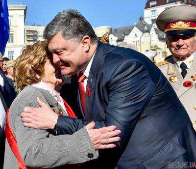 П.Порошенко поблагодарил ветеранов за Победу