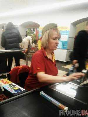 "Хоть в кирзуху не обули": в сети хохочут над фото из российского магазина