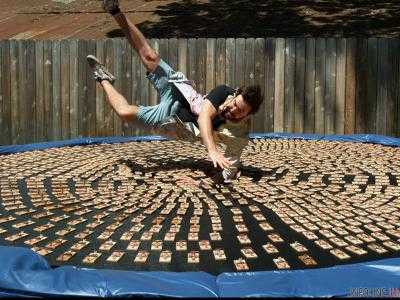 В Техасе мужчина прыгнул на батут с тысячей мышеловок.Видео