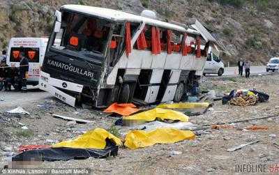 Туристический автобус перевернулся в Турции: 20 погибших