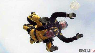 Британский ветеран Брайсон Хейс совершил затяжной прыжок с парашютом