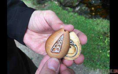 Сеть удивило спрятанное в кулон обручальное кольцо.Видео