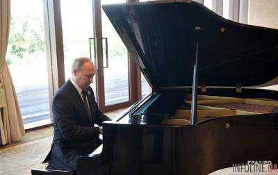 В Сети китайцы троллят Путина за игру на рояле.Видео