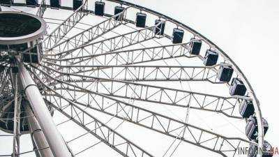 В США три человека упали с колеса обозрения