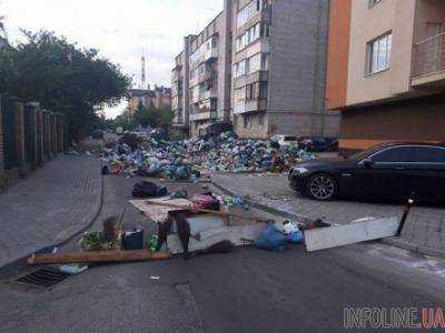 Во Львове жители заблокировали одну из улиц мусором