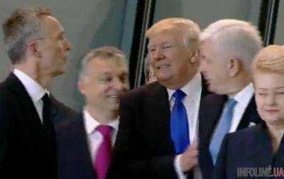 Трамп грубо отодвинул премьера Черногории.Видео