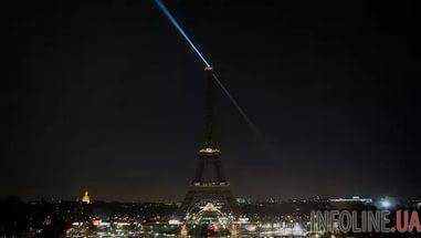 Огни Эйфелевой башни погашены в память о погибших в Египте