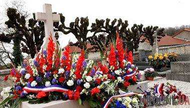 Власти Франции пообещали восстановить могилу Ш. де Голля в ближайшее время