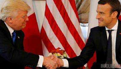Е.Макрон назвал рукопожатие с Д.Трампом "моментом истины"