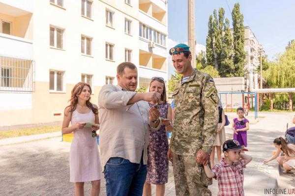 В Днепре Борис Филатов вручил ключи от квартир 7 семьям