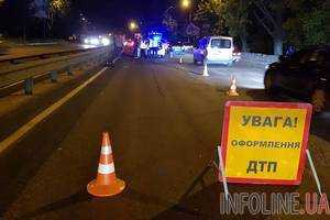 Смертельное ДТП в Киеве: пешеход спрыгнул с отбойника под колеса такси