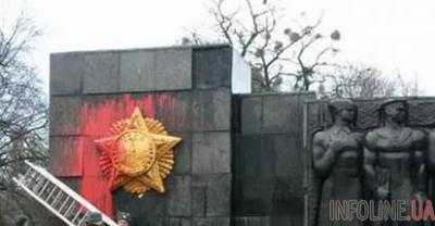 Во Львове неизвестные облили краской Монумент Славы